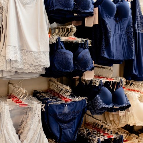 Unwiderstehlich schön - unwiderstehlich günstig! 💕 😌 Entdecke feinste Dessous, Wäsche und Loungewear von Nina von C....