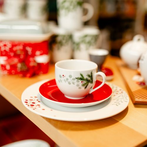 🎄🍽️ Perfekt passend zum Weihnachtsessen findet ihr bei Kahla im #CityOutletGeislingen, diese schönen Gedecke. Entdecke...